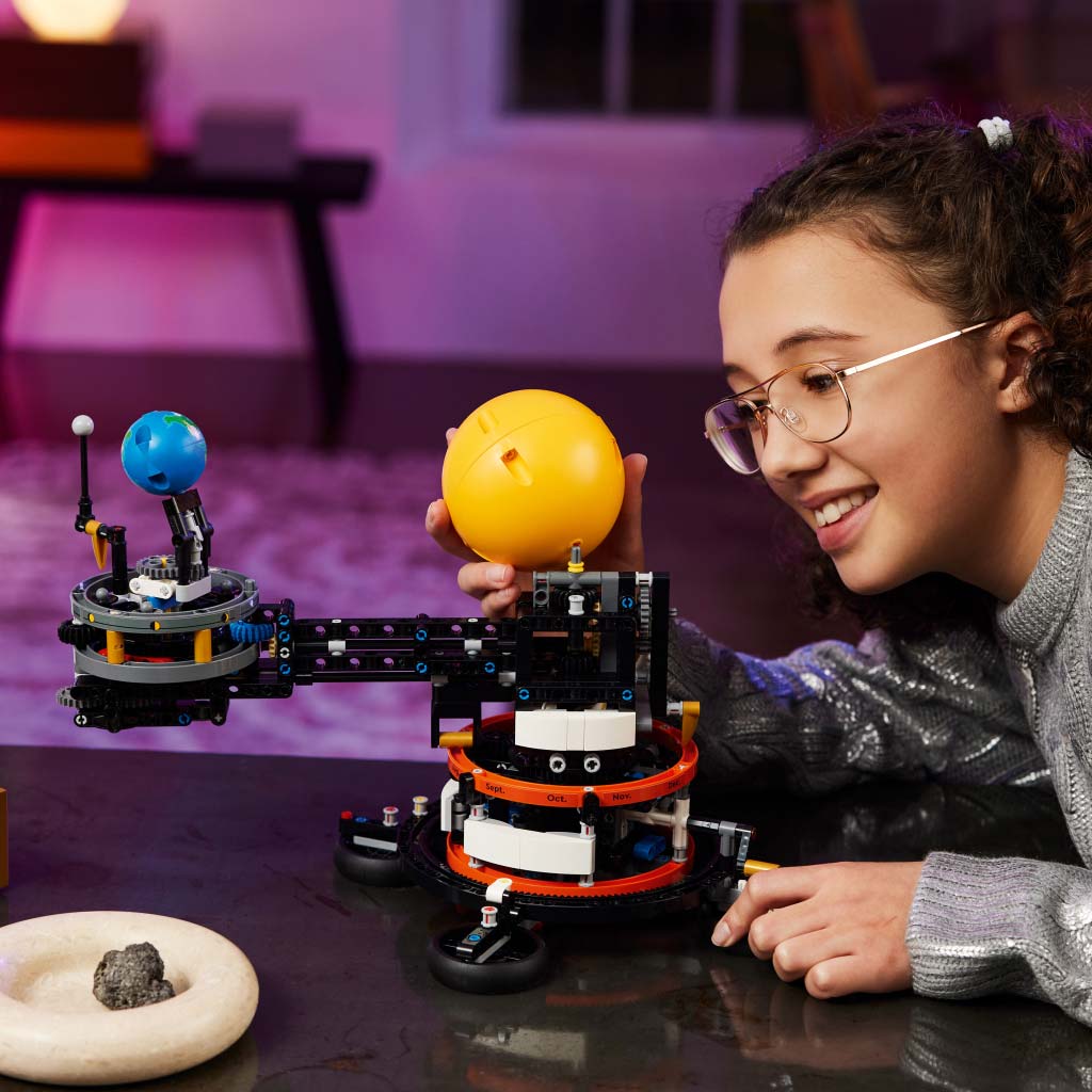 LEGO® Technic: A Föld és a körülötte keringő Hold (42179) kép 4