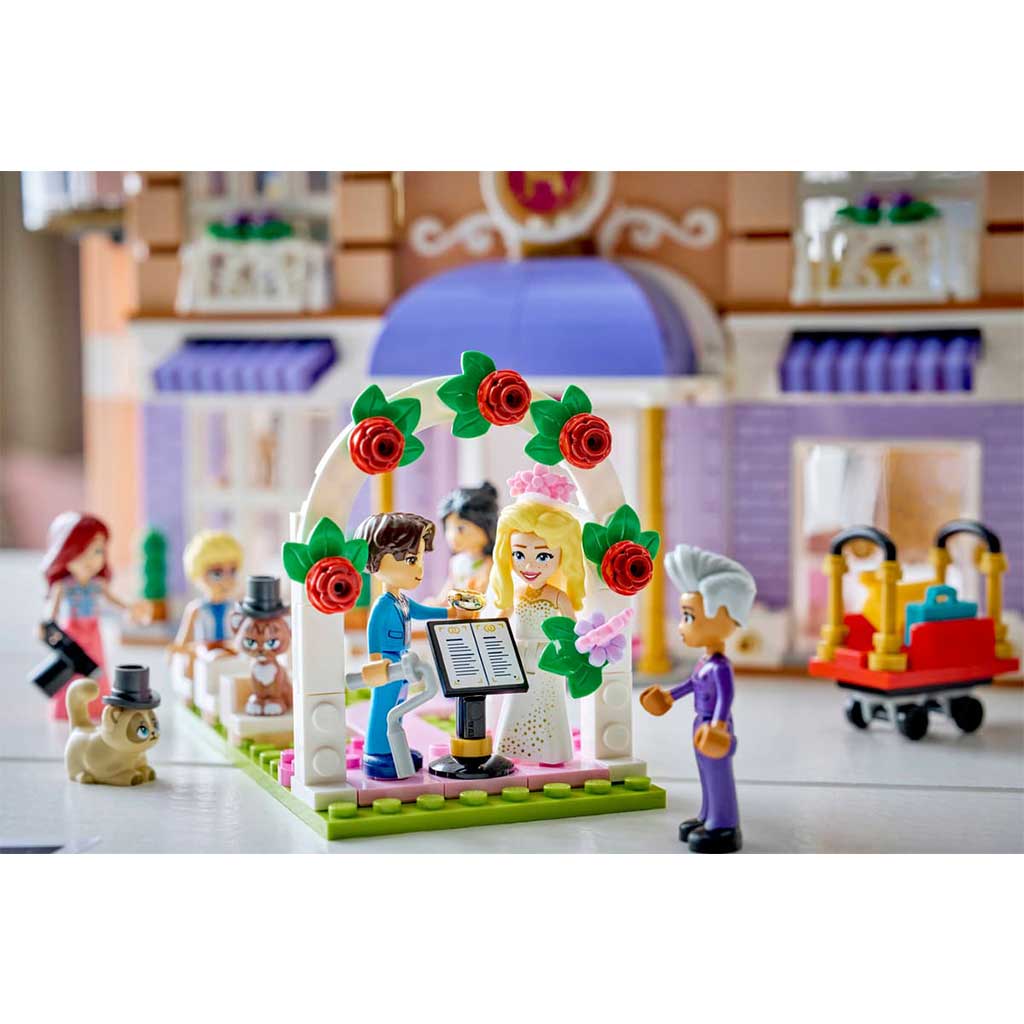 LEGO® Friends: Heartlake City Grand Hotel (42704) kép 7
