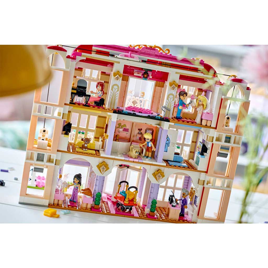 LEGO® Friends: Heartlake City Grand Hotel (42704) kép 8