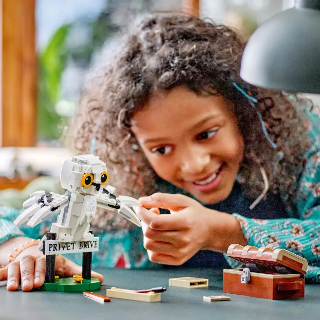 LEGO® Harry Potter™: Hedwig™ a Privet Drive 4-ben (76425) kép 4