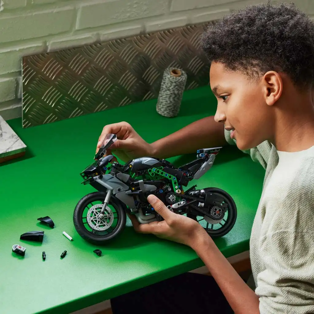 LEGO® Technic: Kawasaki Ninja H2R motorkerékpár (42170) kép 5