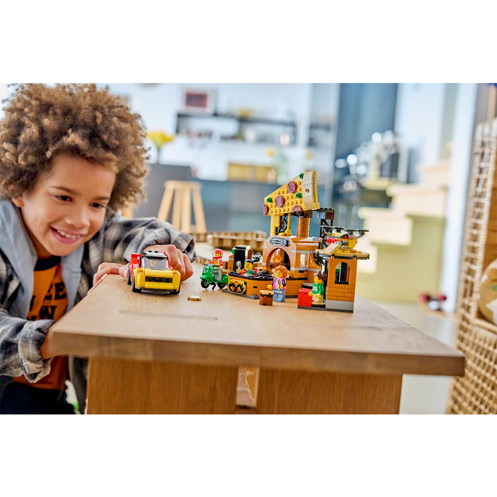 LEGO® City: Pizzéria kiszállító járművekkel (60496) kép 7