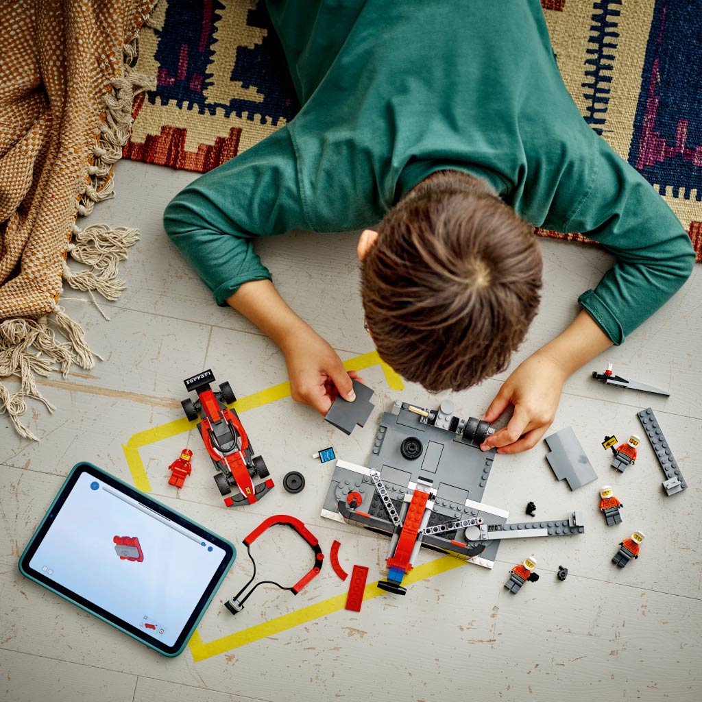 LEGO® City: F1®-es boxutca és személyzet, Ferrari autóval (60443) kép 4