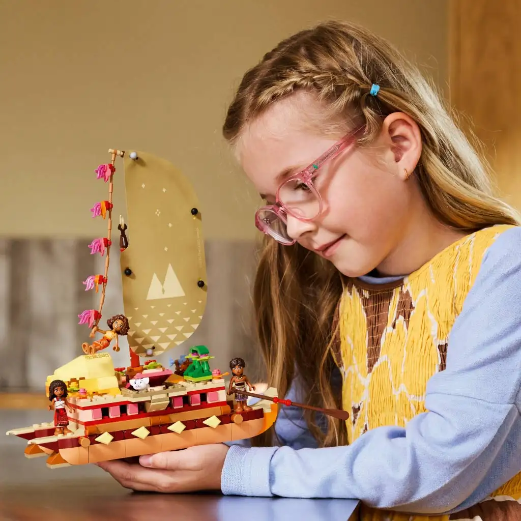 LEGO® Disney: Vaiana kalandokkal teli kenuja (43270) kép 4