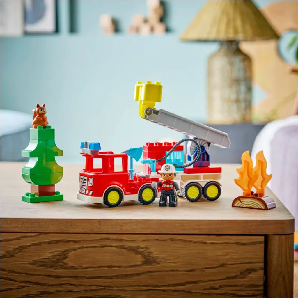 LEGO® DUPLO®: Tűzoltóautó tömlővel és tűzoltóval (10473) kép 5