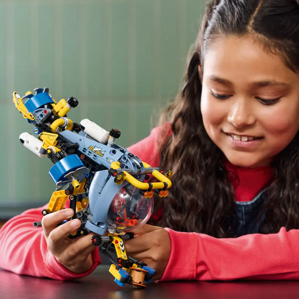 LEGO® Technic: Mélytengeri kutató tengeralattjáró (42201) kép 4