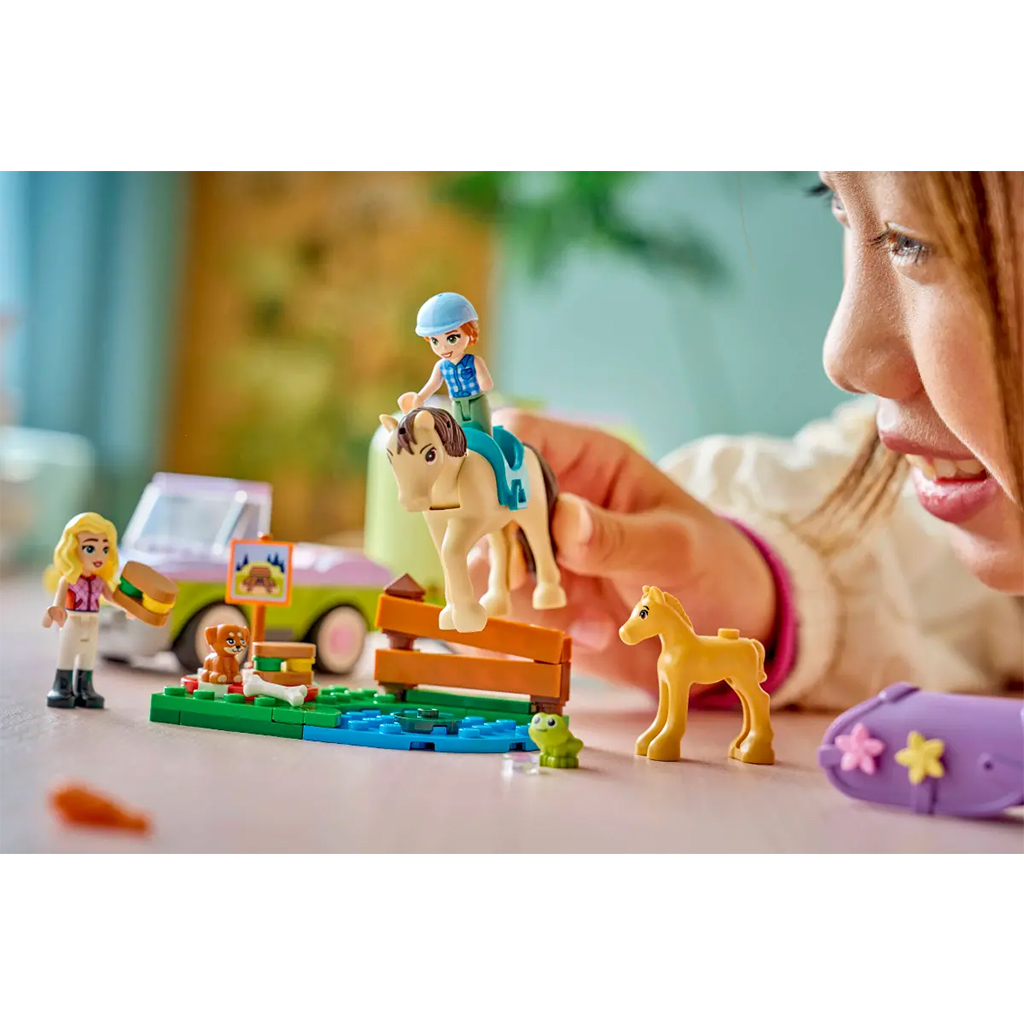 LEGO® Friends: Ló- és csikószállító utánfutó (42695) kép 8