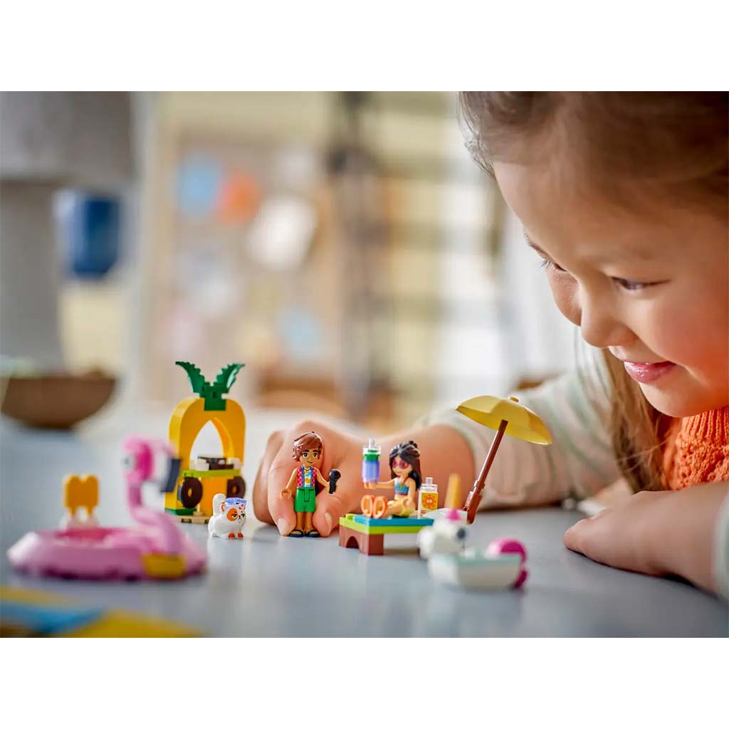 LEGO® Friends: Medencés buli flamingóval és egyszarvúval (42658) kép 6